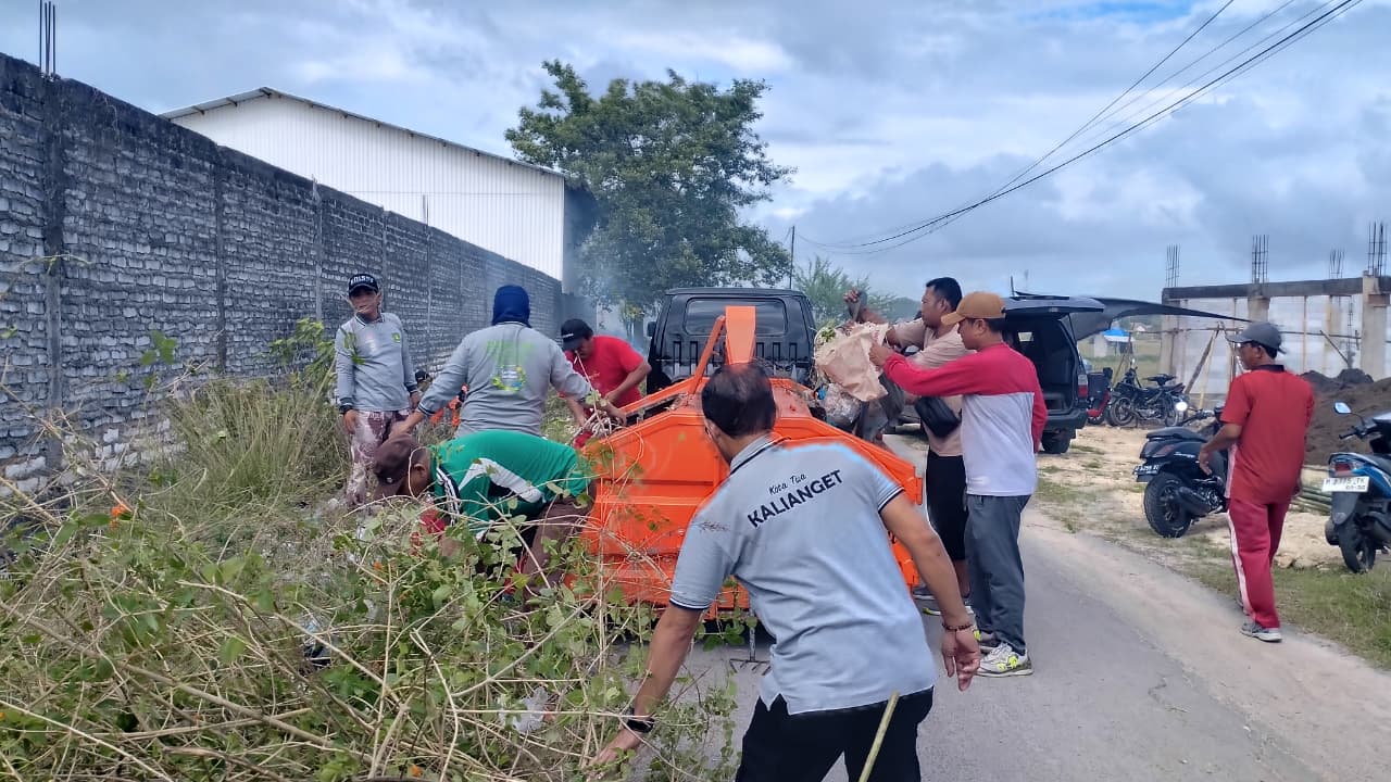 SINERGI DAN GOTONG ROYONG: PEMDES KERTASADA IKUT SERTA DALAM KEGIATAN GOTONG ROYONG WUJUDKAN LINGKUNGAN BERSIH