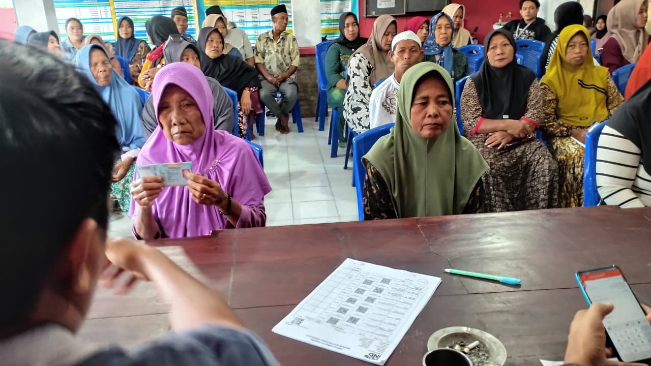 PT POS Indonesia Lakukan Penyaluran BLT Kesra di Desa Kertasada